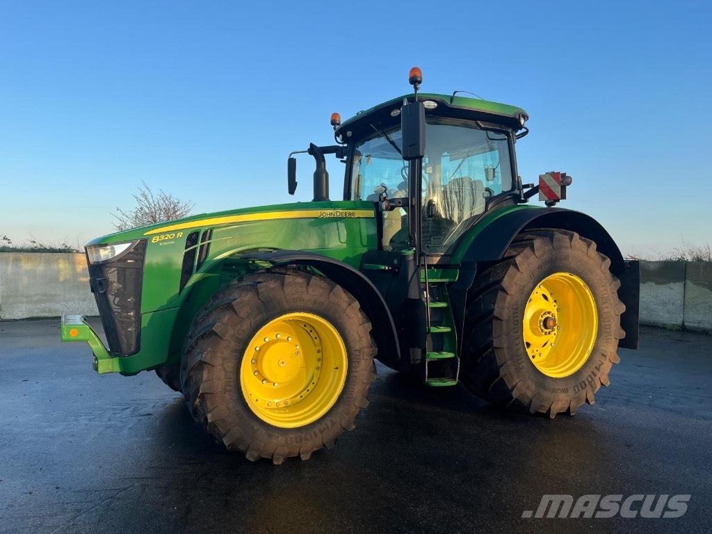 John Deere 8320 R الجرارات