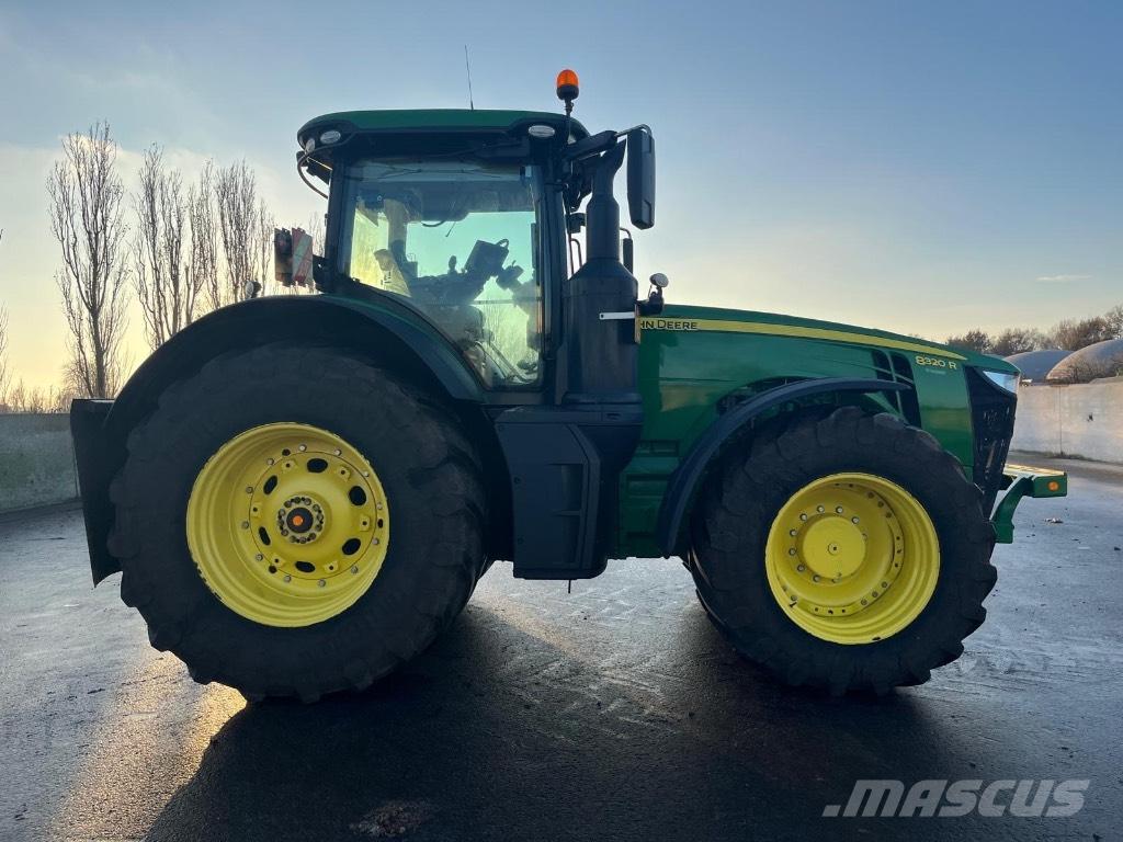John Deere 8320 R الجرارات