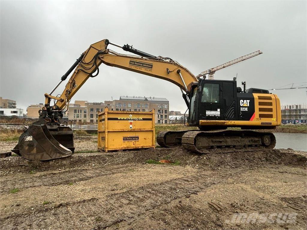 CAT 323E حفارات زحافة