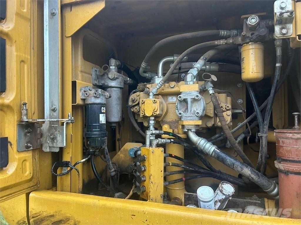 CAT 323E حفارات زحافة