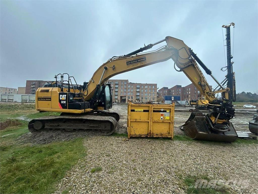 CAT 323E حفارات زحافة