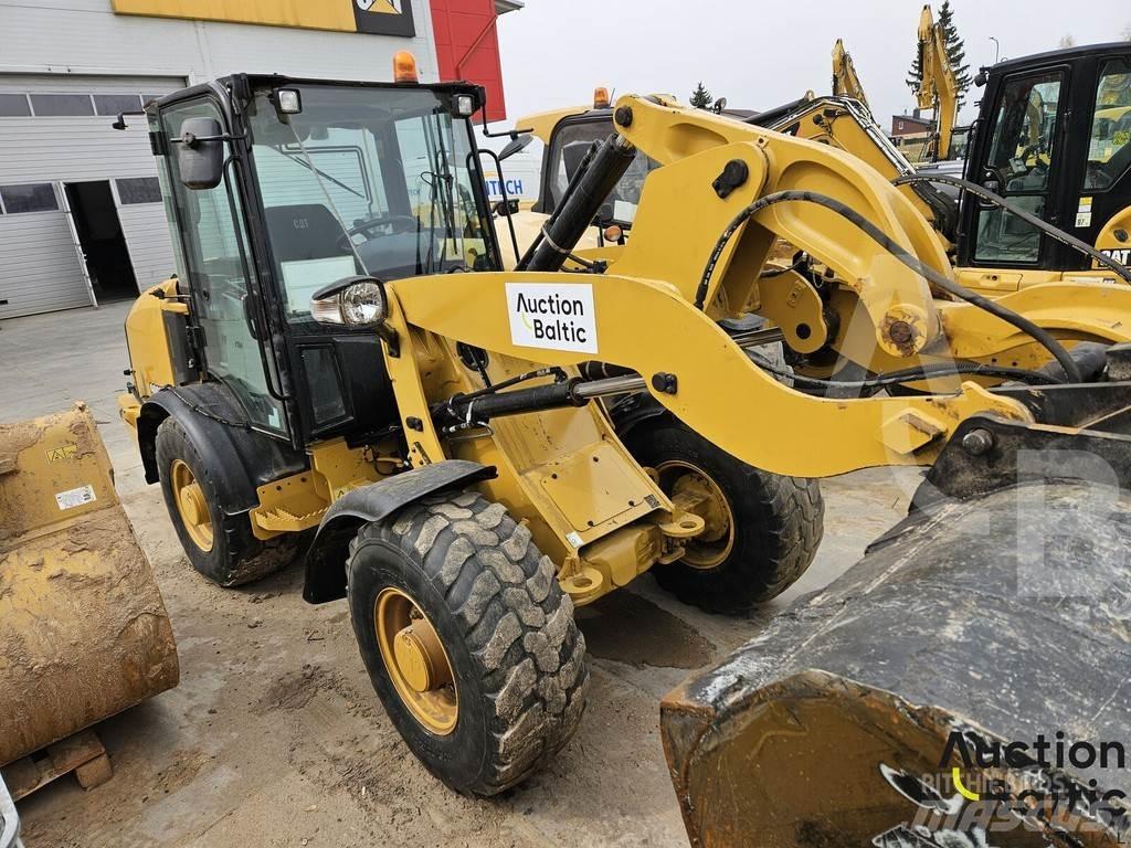 CAT 906 M لوادر بعجل