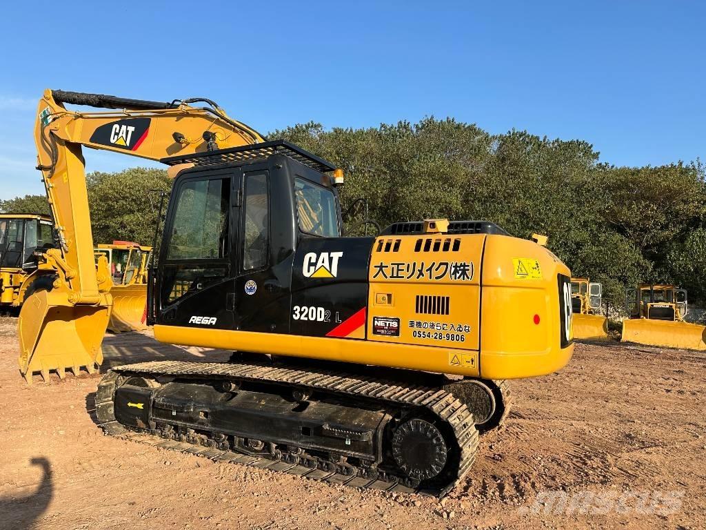 CAT 320 D L حفارات زحافة