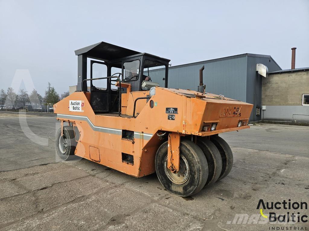 Corinsa CCN 1222 مداحل ذات إطارات هوائية