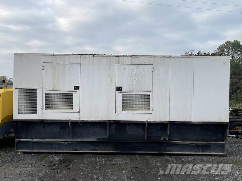 CAT C 18 - 700 مولدات ديزل