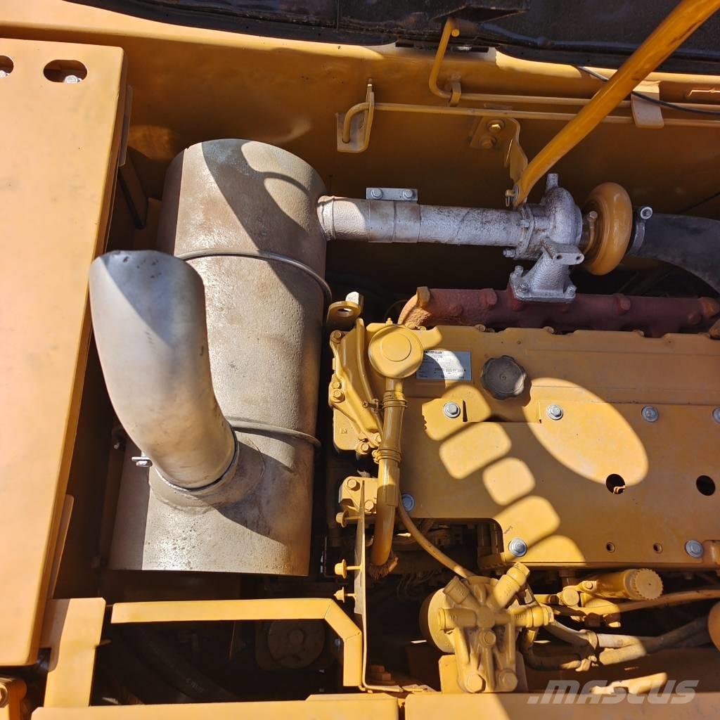 CAT 320D حفارات زحافة