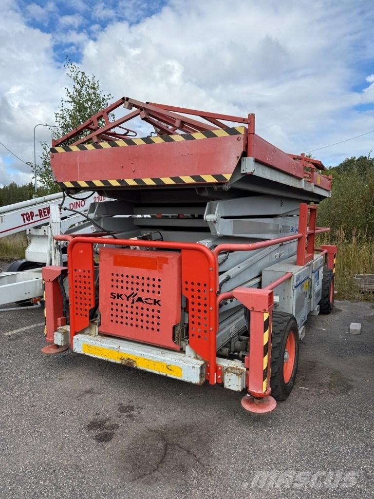 SkyJack SJ 9250 RT رافعات مقصية الشكل