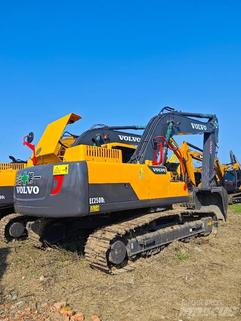 Volvo EC 250 D L حفارات زحافة