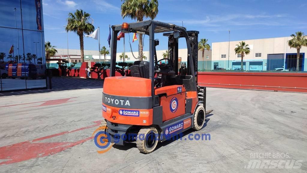 Toyota 7 FBM 30 شاحنات ذات رافعات شوكية تعمل بالكهرباء