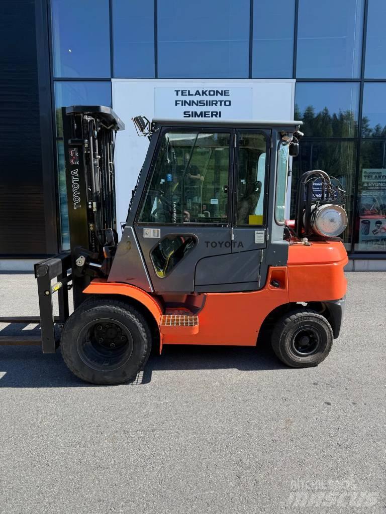 Toyota 02-7 FGF 30 شاحنات LPG