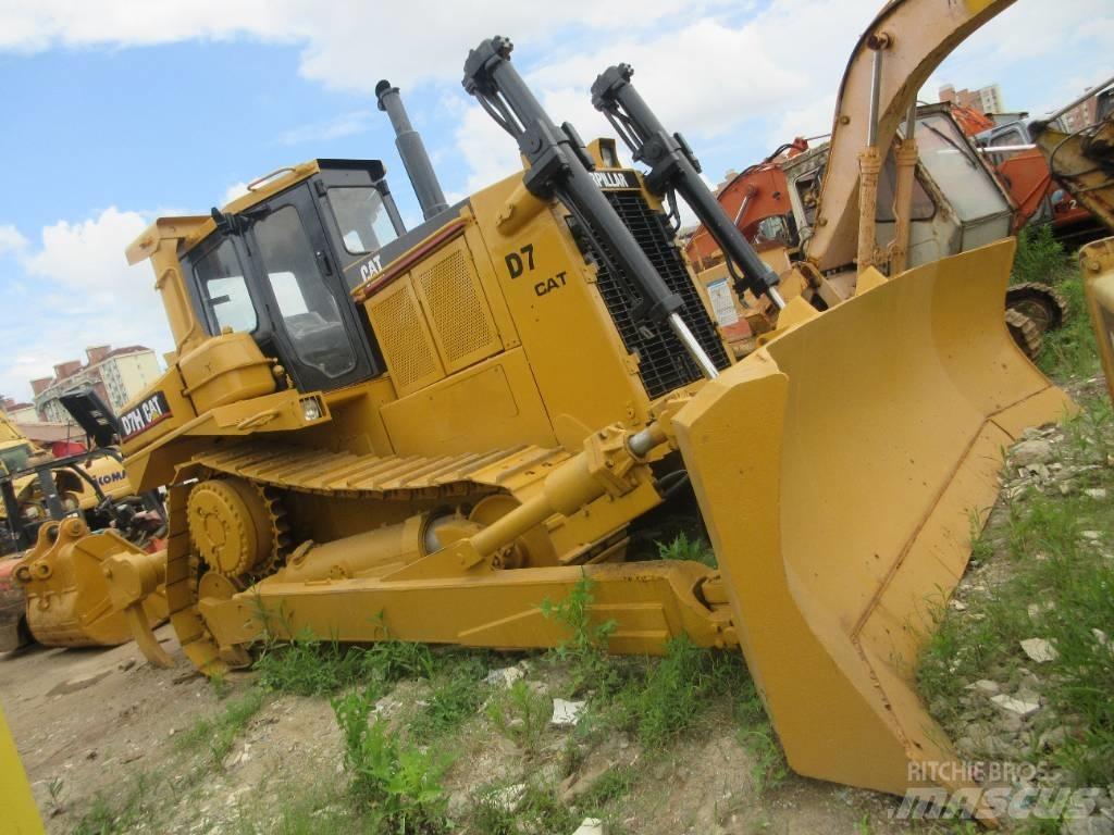 CAT D 7 H بلدوزرات مجنزرة