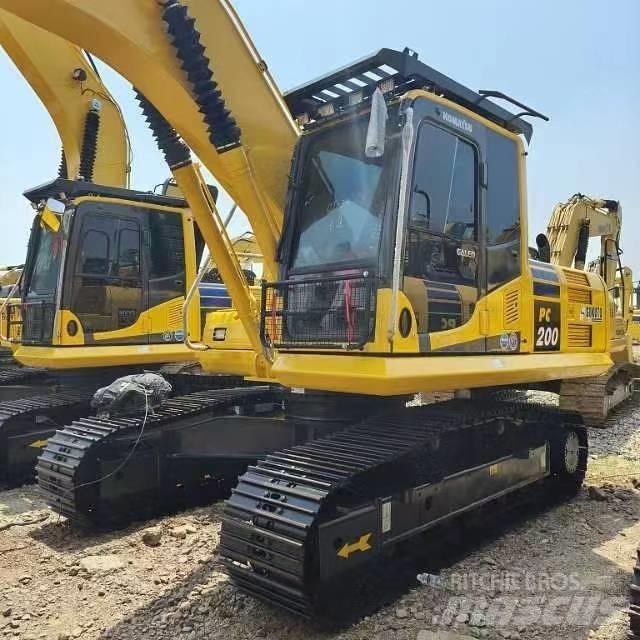 Komatsu PC 200-8 حفارات وسط 7 طن - 12 طن