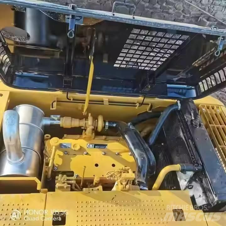 CAT 320D2 حفارات زحافة