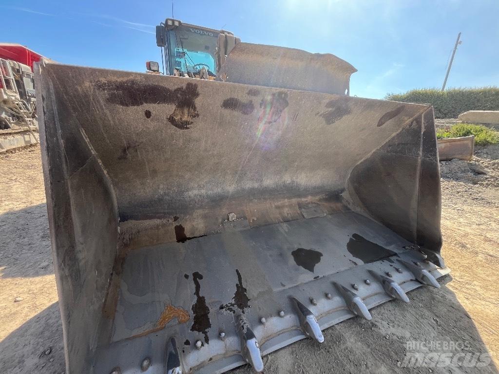 Volvo L180F لوادر بعجل