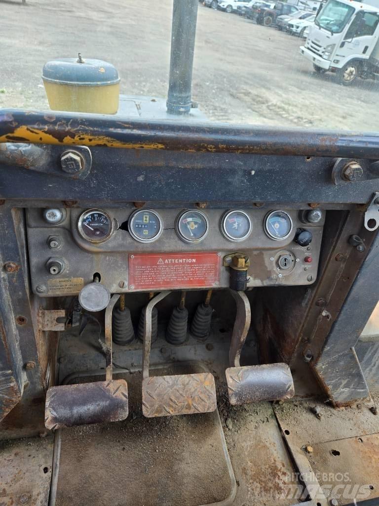 CAT D 3 B LGP بلدوزرات مجنزرة
