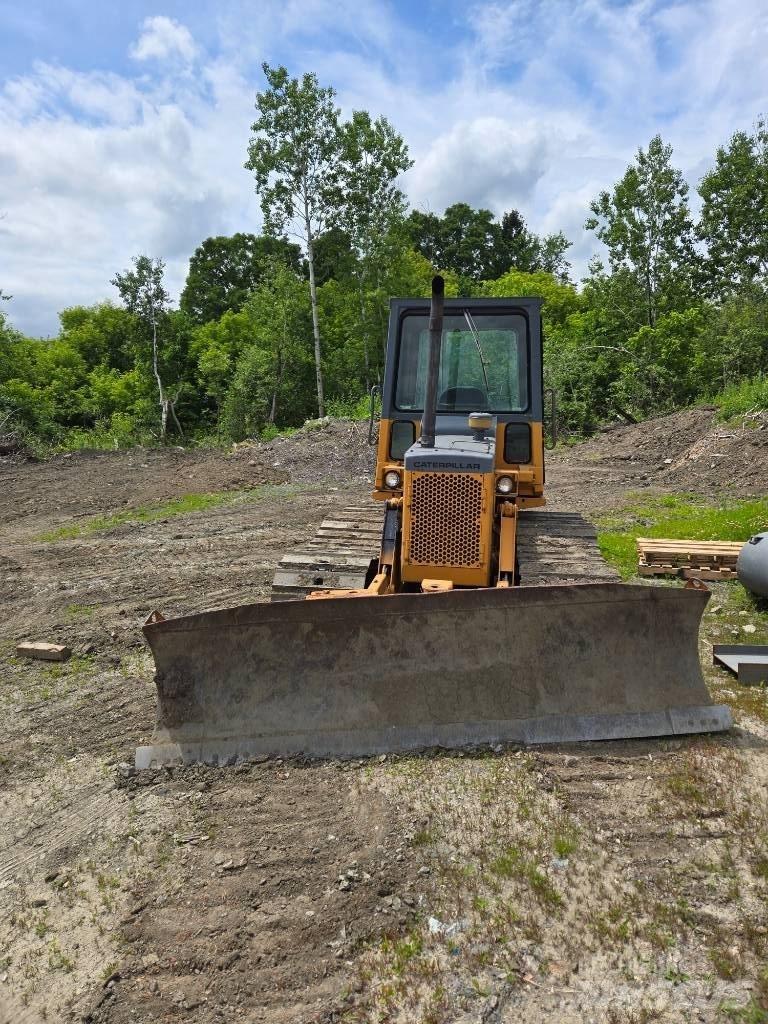CAT D 3 B LGP بلدوزرات مجنزرة
