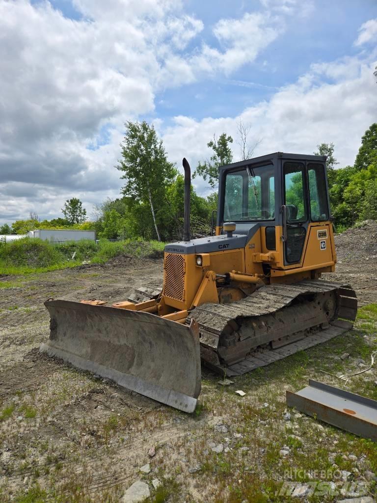 CAT D 3 B LGP بلدوزرات مجنزرة