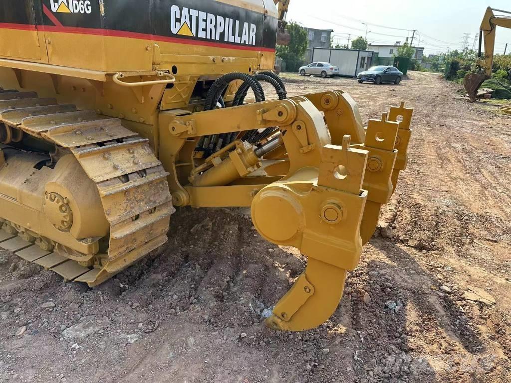 CAT D 6 G بلدوزرات مجنزرة