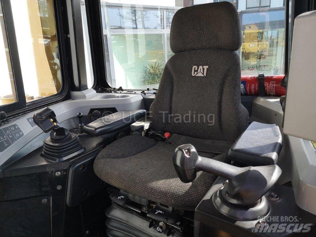 CAT D6T LGP بلدوزرات مجنزرة