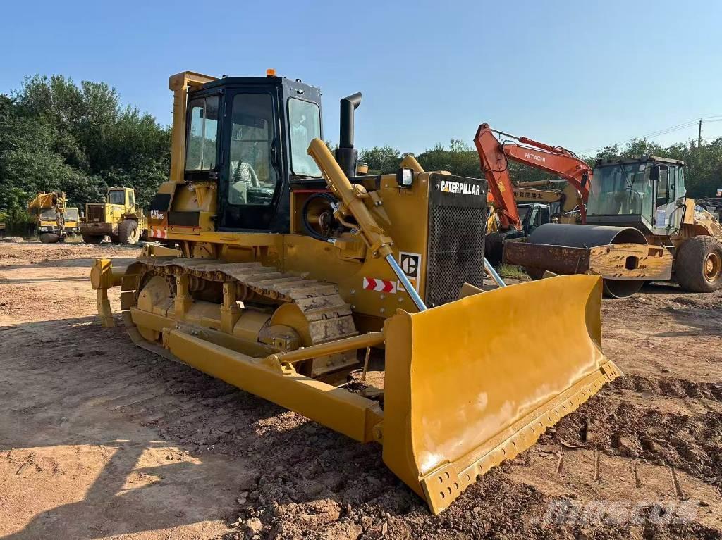 CAT D 6 G بلدوزرات مجنزرة