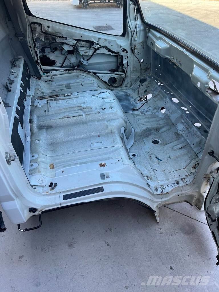 Mitsubishi S MODEL كابينة والداخلية