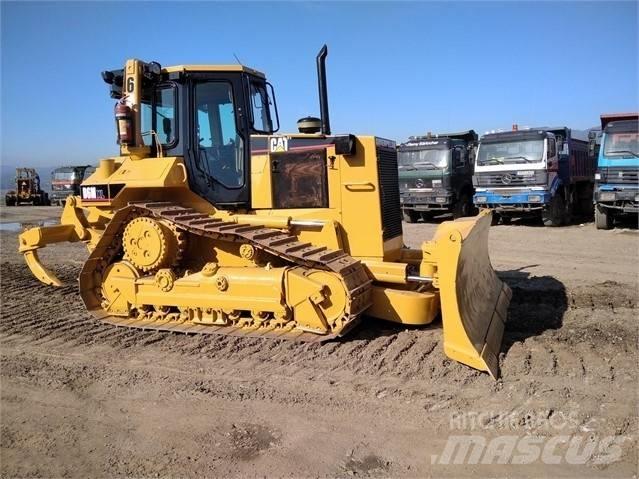 CAT D 6 M بلدوزرات مجنزرة