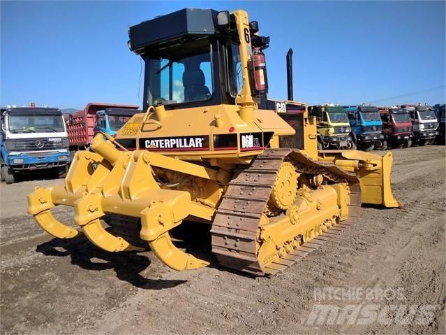 CAT D 6 M بلدوزرات مجنزرة