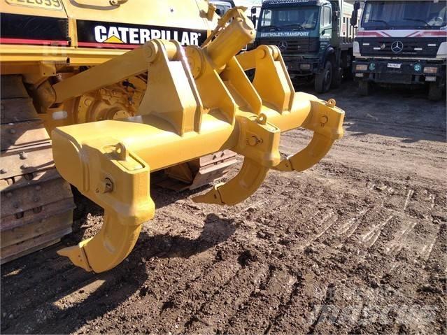 CAT D 6 M بلدوزرات مجنزرة