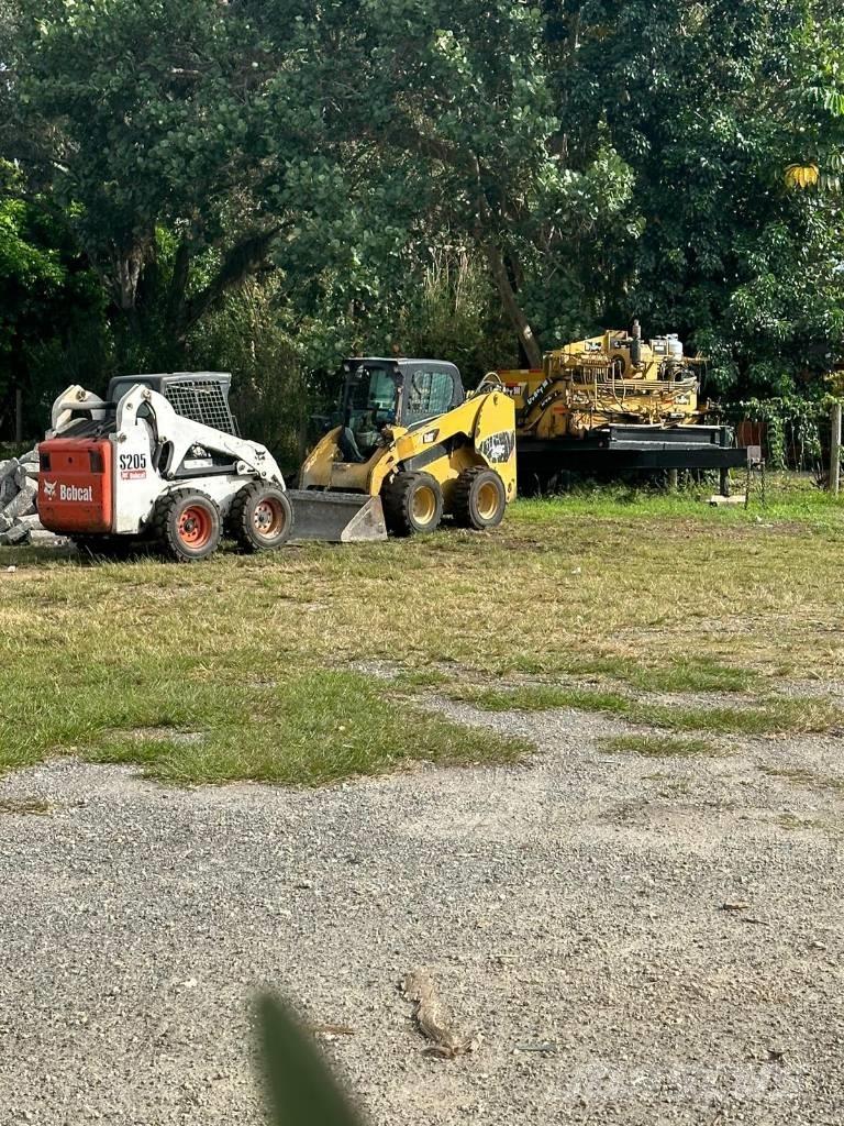 CAT 246 C لوادر انزلاقية التوجيه