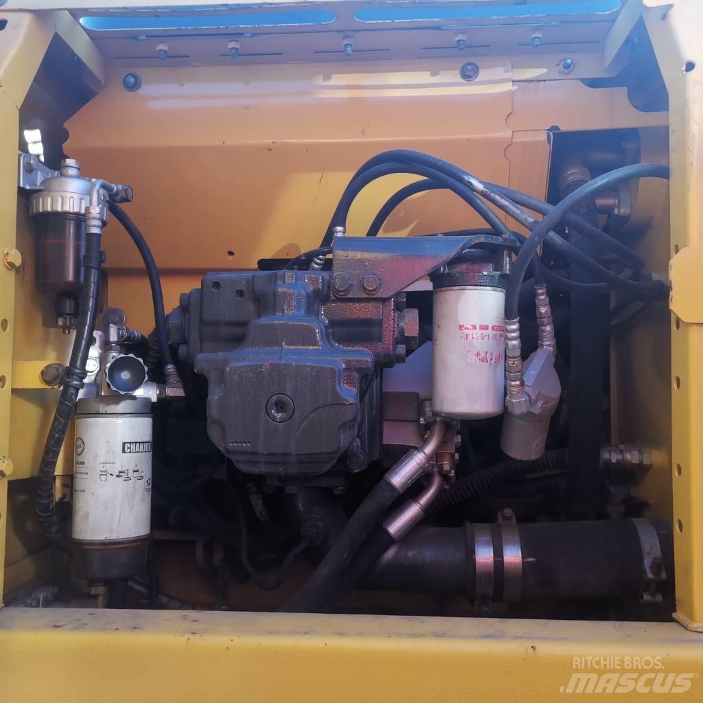 Komatsu PC 200-8 حفارات زحافة
