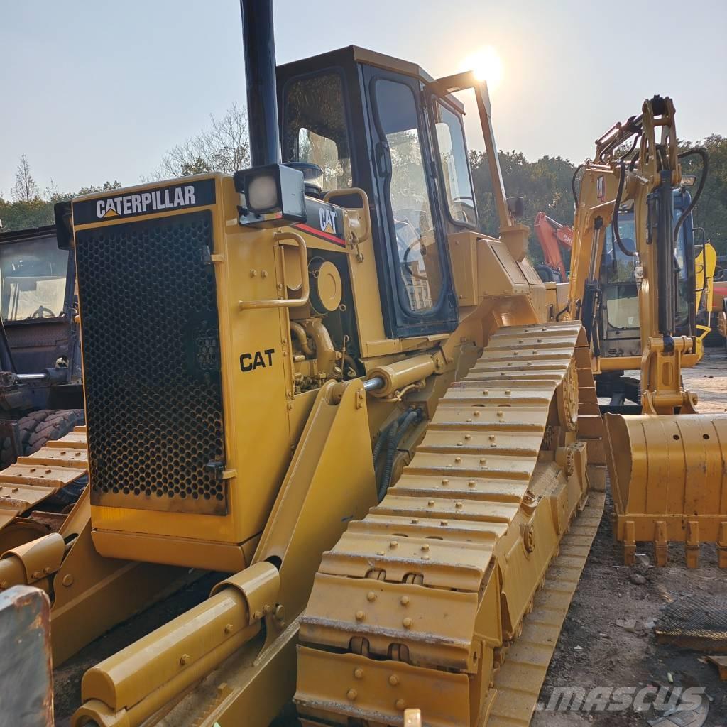 CAT D 6 M بلدوزرات مجنزرة