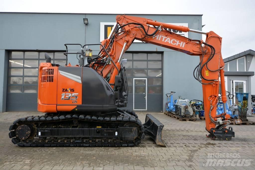 Hitachi ZX 135 US-7 حفارات زحافة