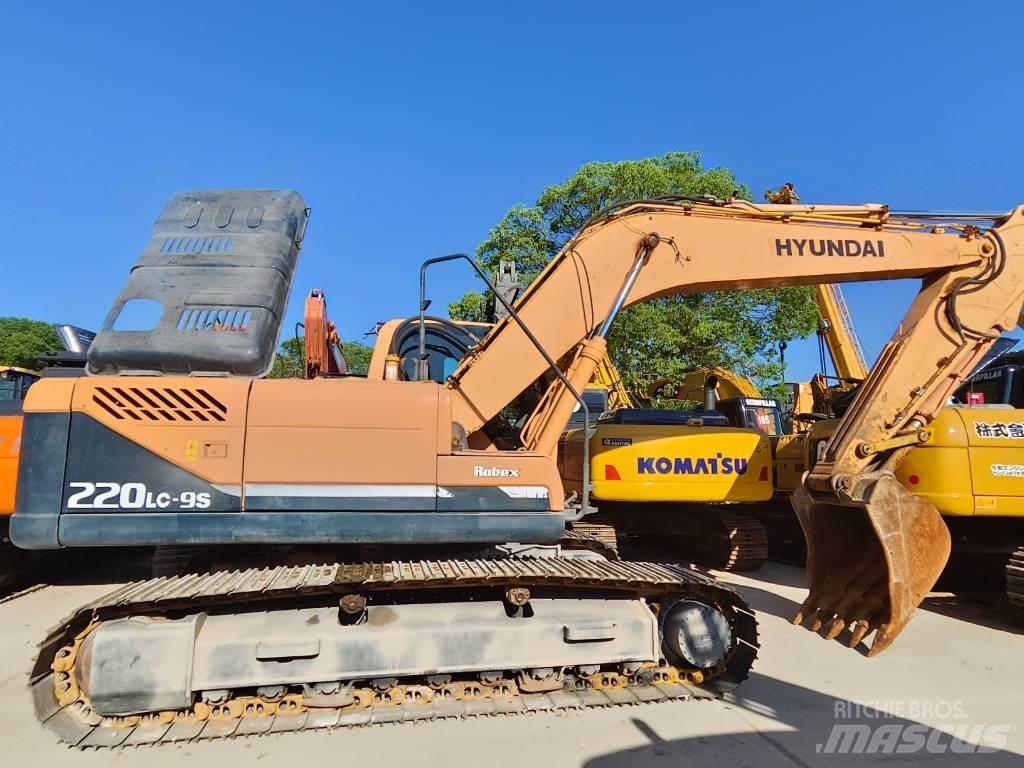 Hyundai Robex 220 LC حفارات زحافة
