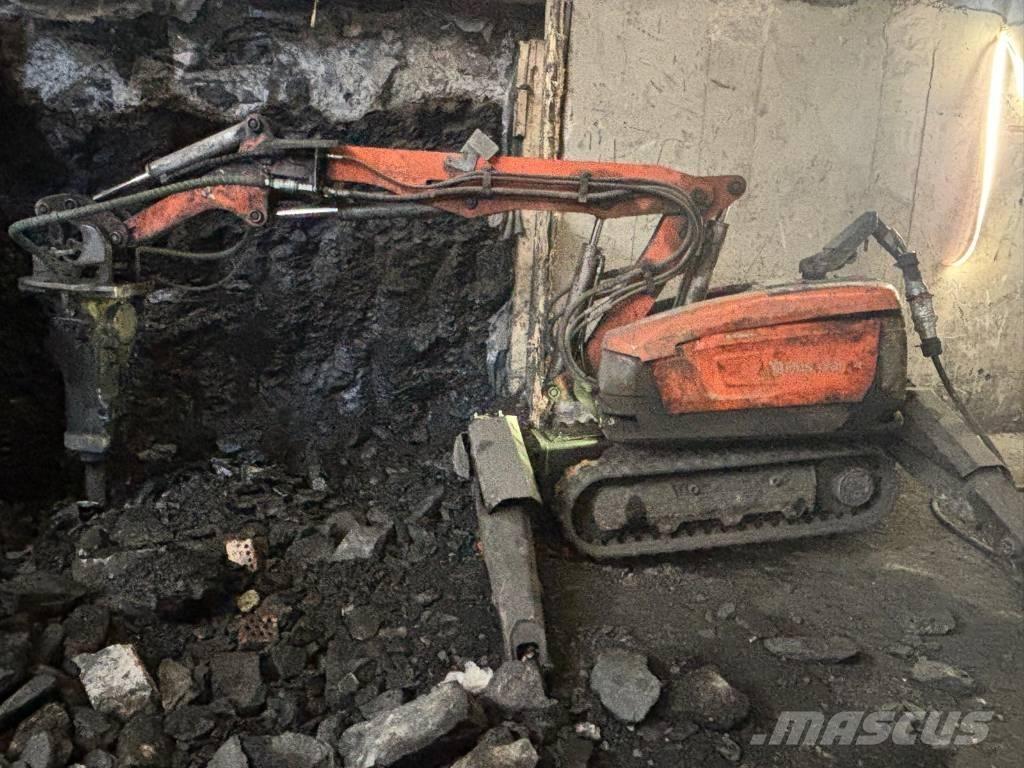 Husqvarna DXR 300 حفارات هدم