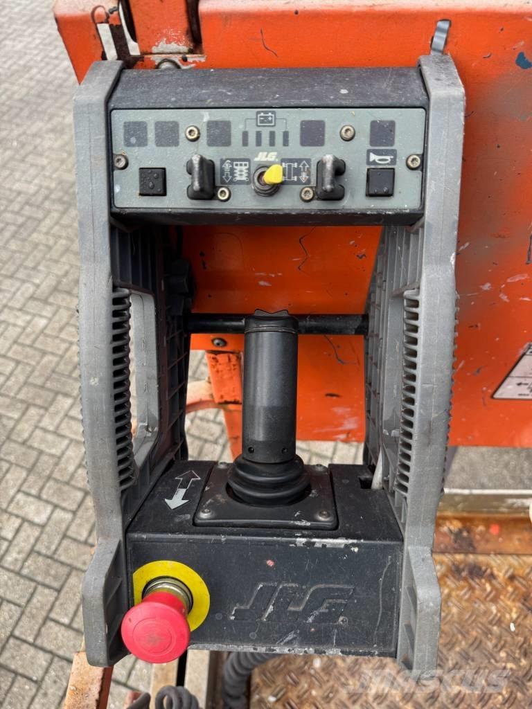 JLG 2646 ES رافعات مقصية الشكل