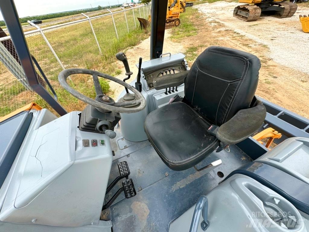 CASE 570 M XT لوادر بعجل