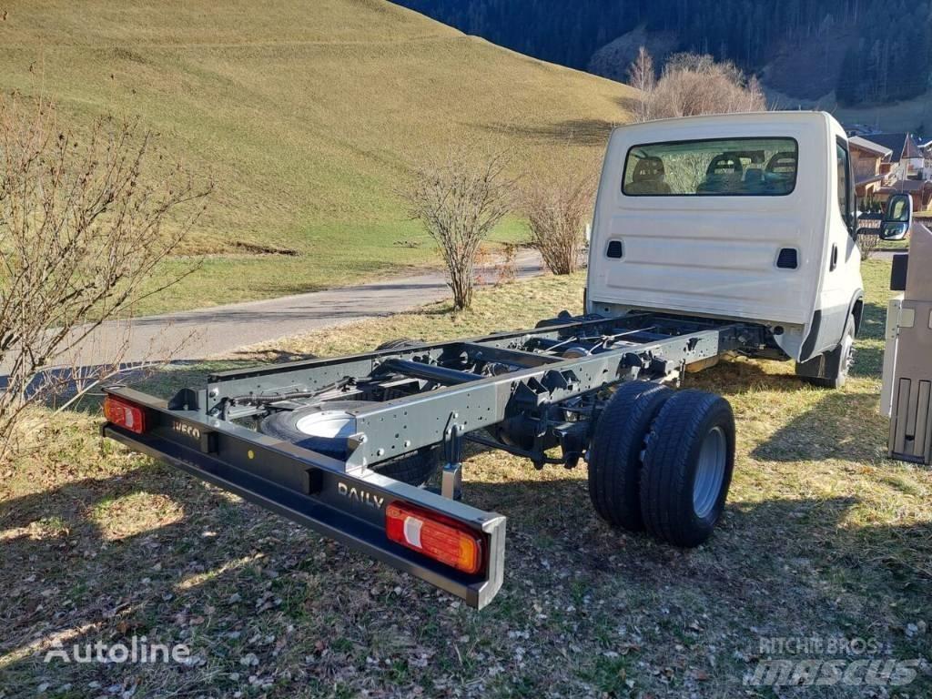 Iveco Daily 70C21 شاحنات بمقصورة وهيكل