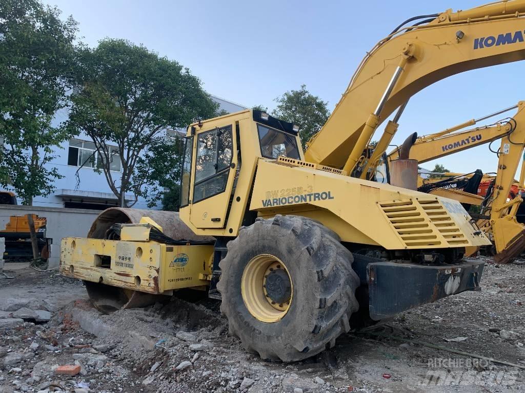 Bomag BW 225 D-3 مداحل ثنائية الاسطوانة