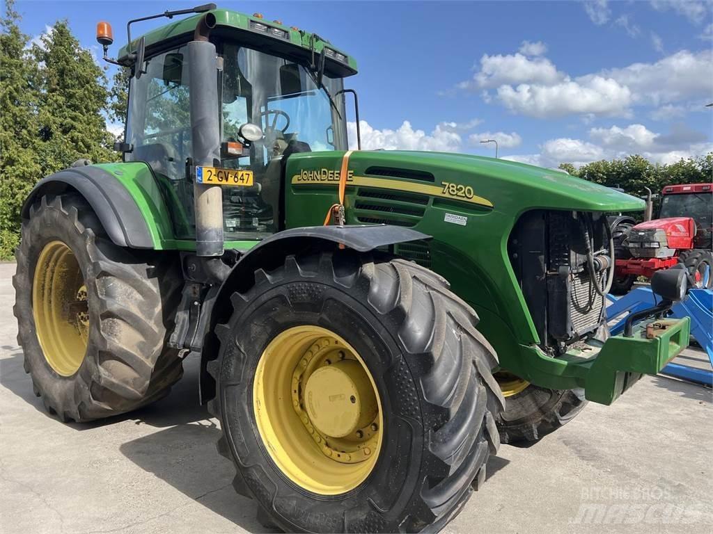 John Deere 7820 الجرارات