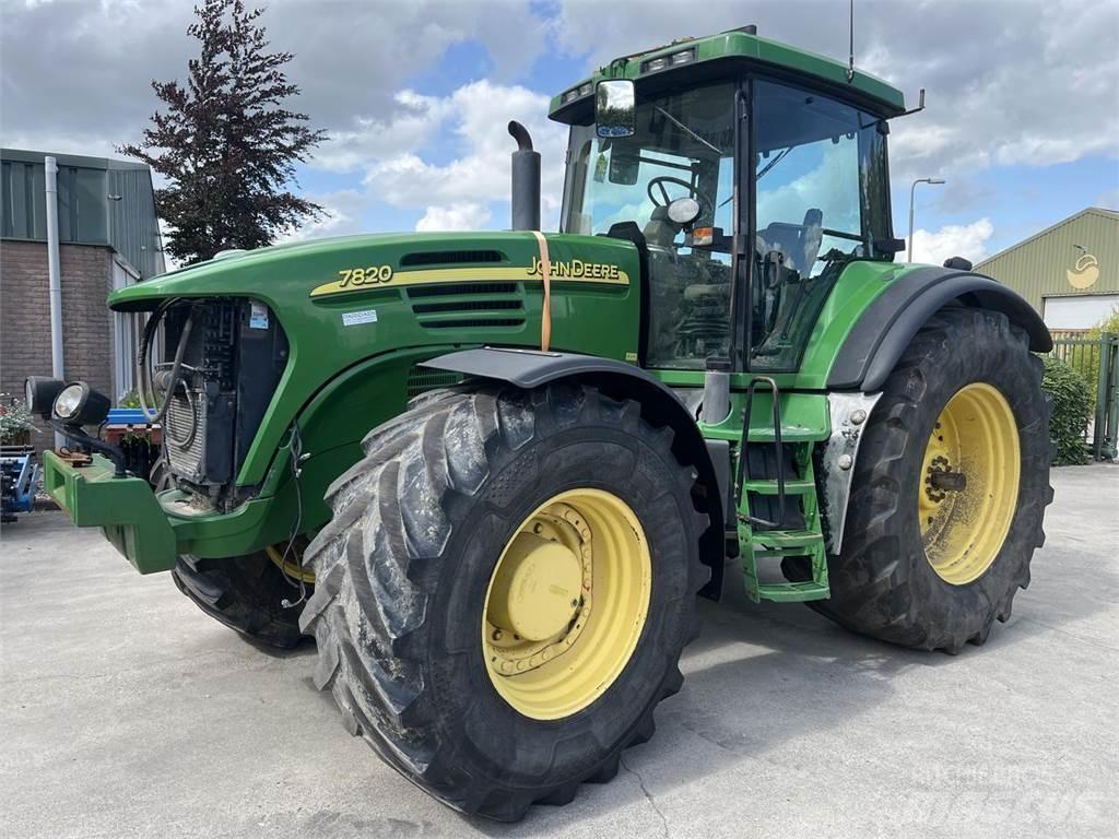 John Deere 7820 الجرارات