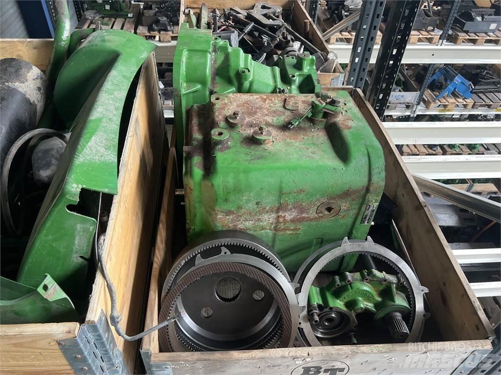 John Deere 7820 الجرارات