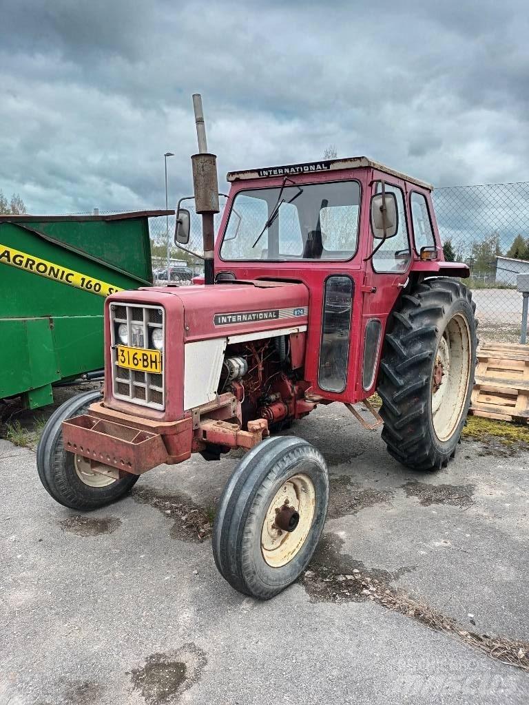 International 674 الجرارات