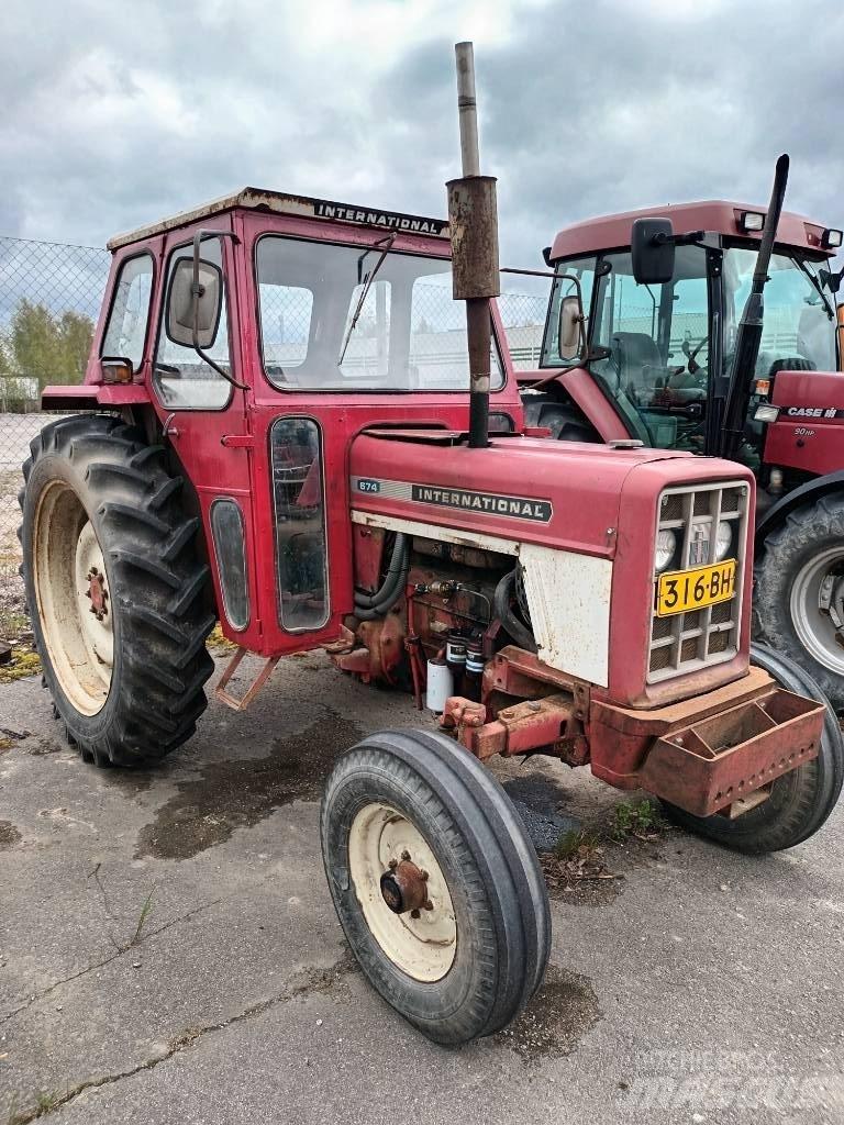 International 674 الجرارات