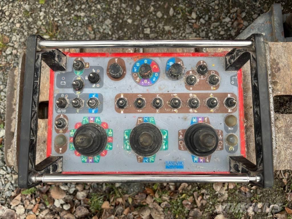 Sandvik Dino DC400Ri معدات الثقب السطحي