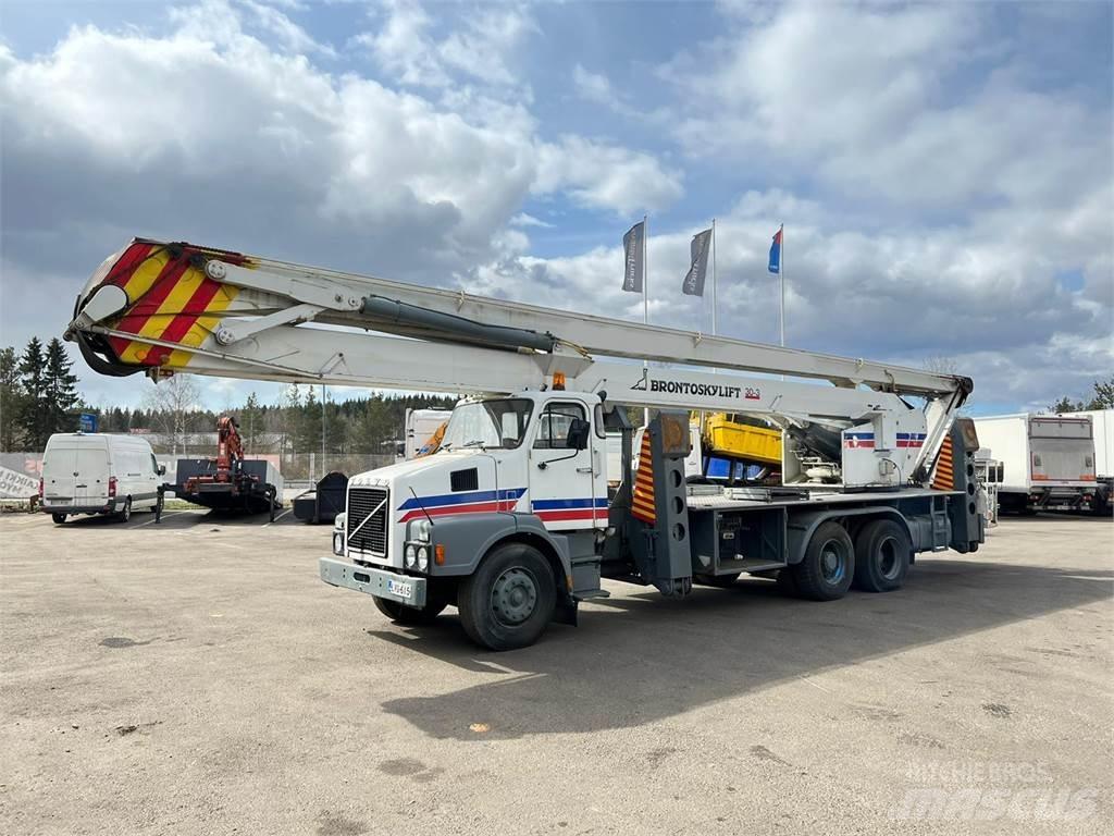 Volvo N12-1-V-6X2 شاحنات الرافعات