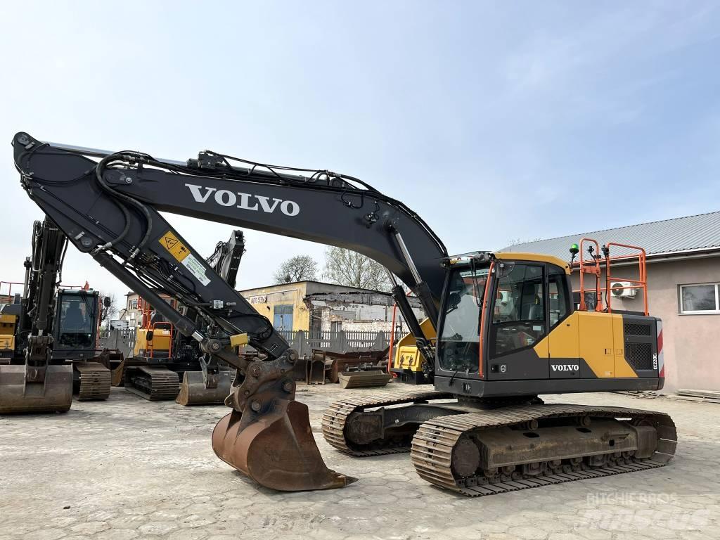 Volvo EC 220 E حفارات زحافة