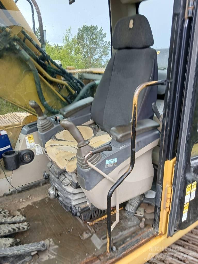 CAT 318 C L حفارات زحافة