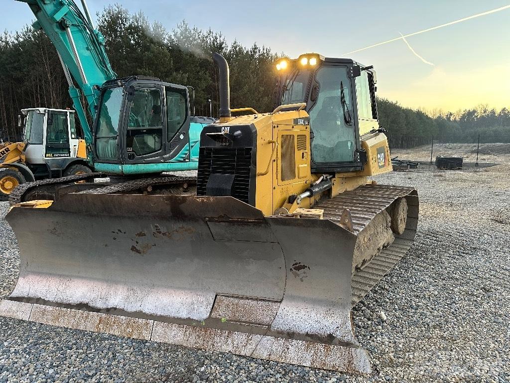 CAT D 6 K 2 LGP بلدوزرات مجنزرة