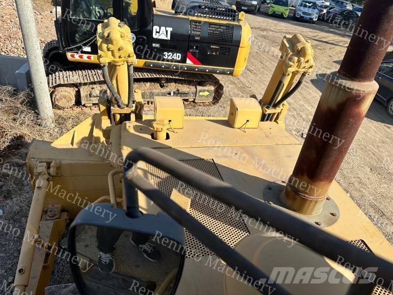 CAT D 8 R بلدوزرات مجنزرة