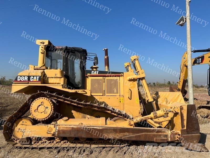 CAT D 8 R بلدوزرات مجنزرة